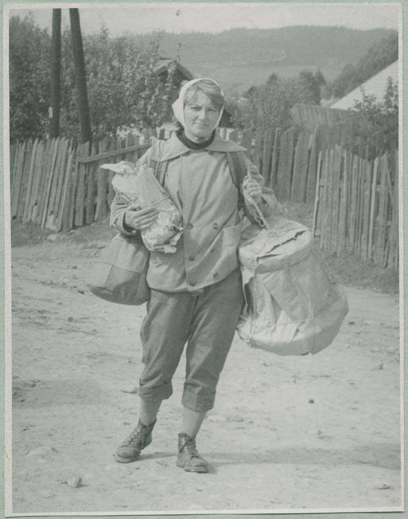 Halina Bittner-Szewczykowa podczas badań poszukiwawczych w terenie /Zbiory Archiwum Muzeum Etnograficznego Seweryna Udzieli w Krakowie/