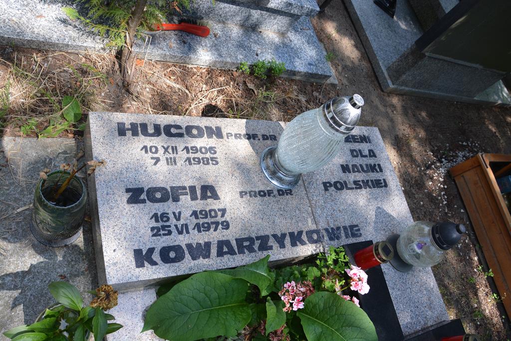 Zdjęcia nagrobku profesora Hugona Kowarzyka na Cmentarzu Parafialnym Świętej Rodziny we Wrocławiu /Zbiory Archiwum Serwisu Mogily.pl/