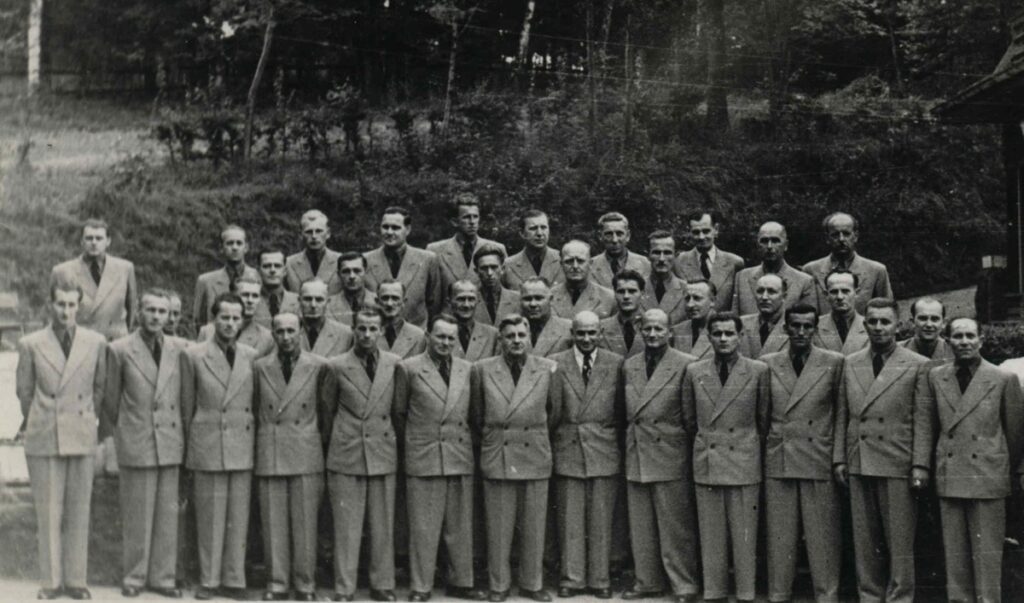 Chór męski „Hejnał” w Szklarskiej Porębie Władysław Getel (dyrygent), w pierwszym rzędzie na środku Zbiory Muzeum Miasta Jaworzna