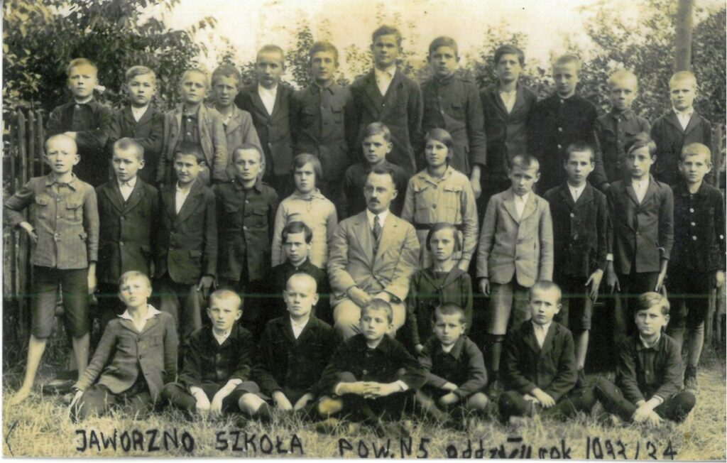 Ignacy Szufa z swoją klasą szkoły powszechnej nr 5 w Jaworznia  1933/1934 /Zbiory prywatne Janiny Janosik
