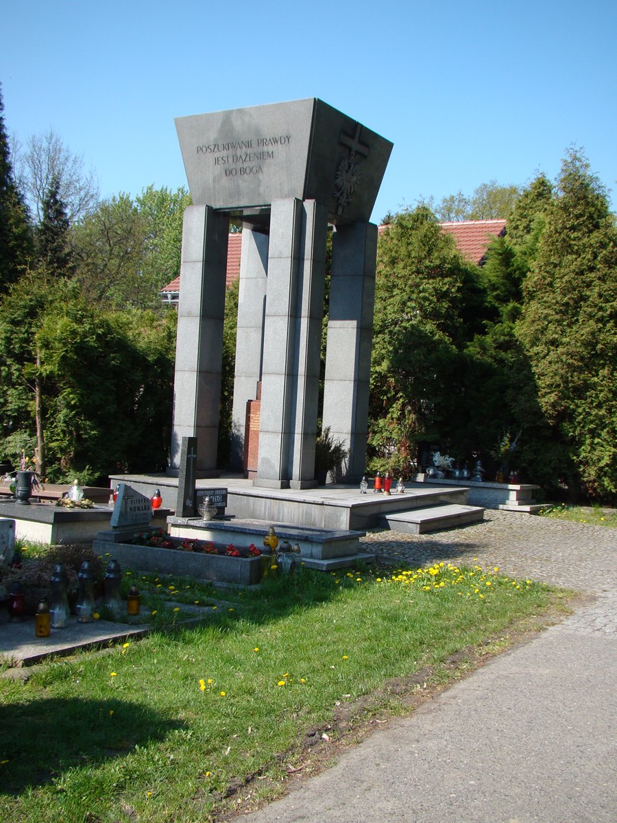 Pomnik ofiarom reżimu komunistycznego zamordowanym w latach 1945-1956 za działalność niepodległego bytu Państwa Polskiego na Cmentarzu Armii Krajowej w Katowicach-Piotrowicach / Zbiory prywatne Marii Leś-Runickiej