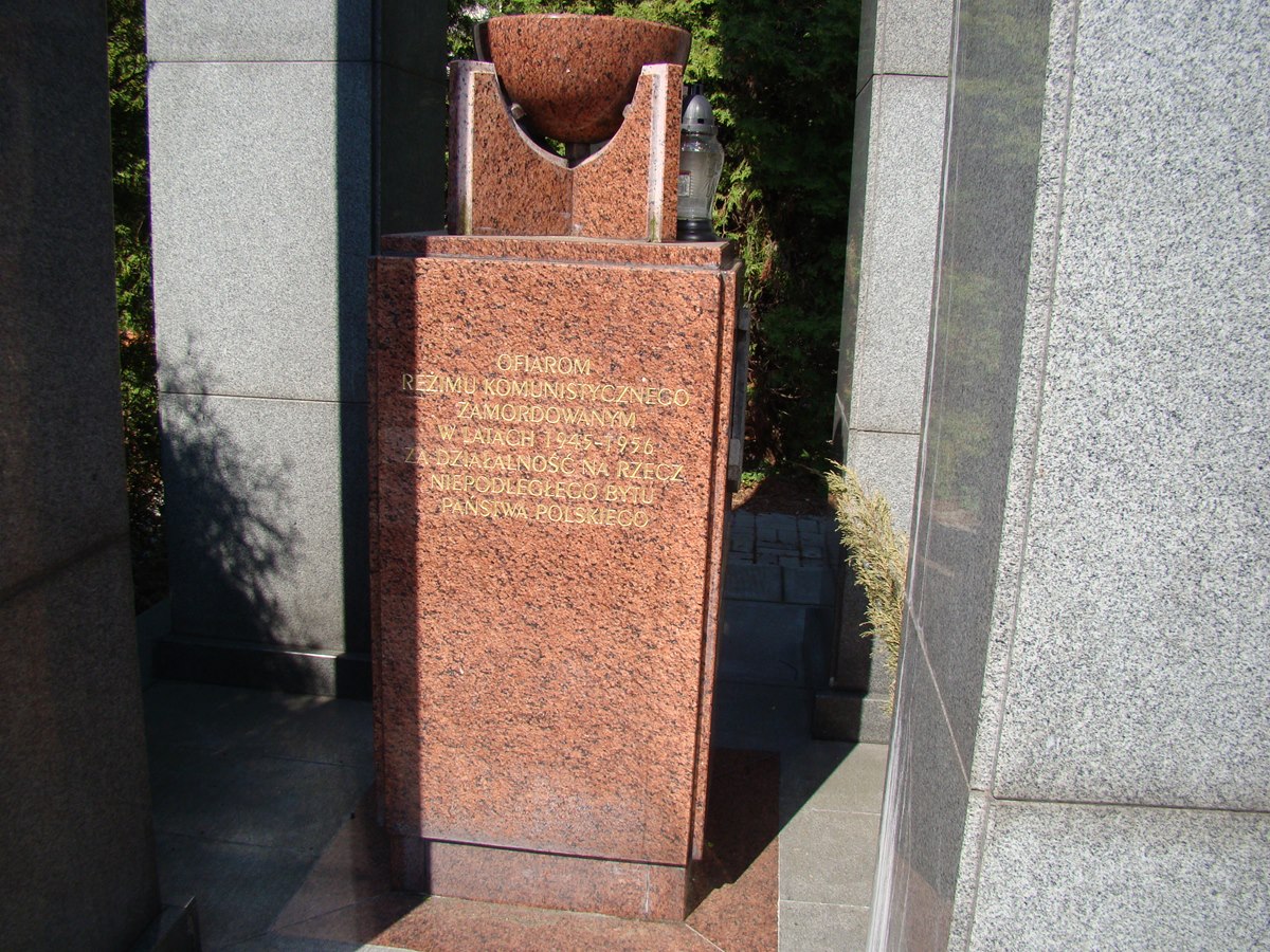 Pomnik ofiarom reżimu komunistycznego zamordowanym w latach 1945-1956 za działalność niepodległego bytu Państwa Polskiego na Cmentarzu Armii Krajowej w Katowicach-Piotrowicach / Zbiory prywatne Marii Leś-Runickiej
