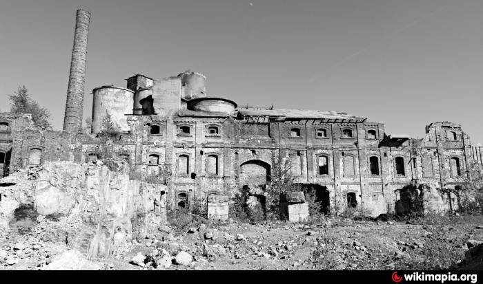 Ruiny budynku na biało-czarnym tle
