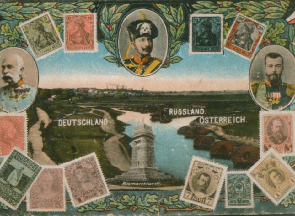 Pocztówka przedstawiająca rzekę stanowiącą granicę ziem trzech zaborców. Zdjęcie otacza ramka, ozdobiona wizerunkami trzech cesarzy.