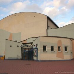Wejście do budynku hali sportowej