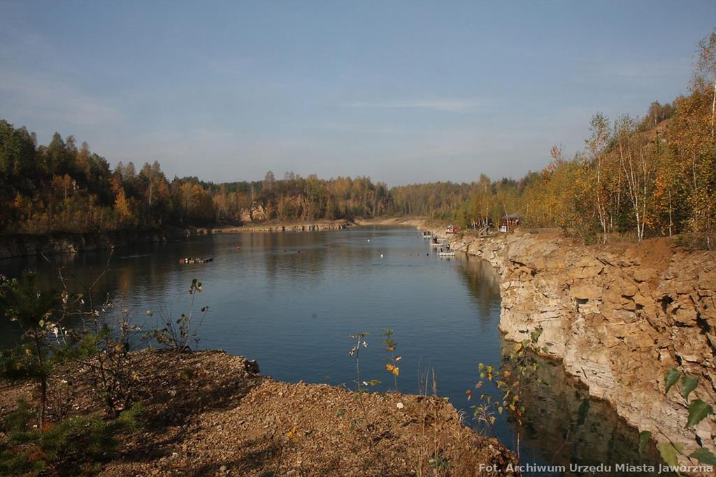 Zbiornik wodny, ze wszystkich stron otoczony kamienistym brzegiem.