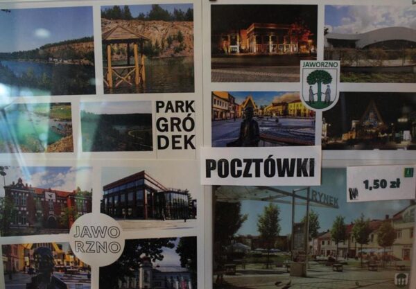 Kilka pocztówek przedstawiających herb Jaworzna, rynek i inne charakterystyczne miejsca, a na nich karteczka z ceną - 1,50 zł.