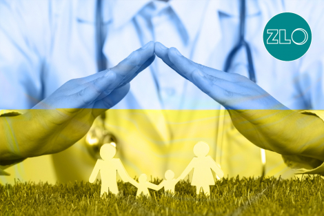 Figurki przedstawiające rodzinę z dwójką dzieci schronione pod złożonymi w daszek dłońmi lekarze. Obrazek w niebiesko-żółtej kolorystyce flagi Ukrainy