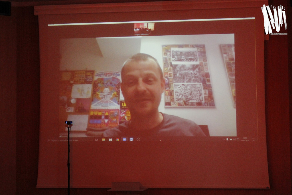 Na dużym ekranie zbliżenie twarzy Łukasza Kowalczuka.