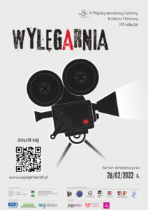 Na ciemnoszarym tle widoczna duża, czarna kamera filmowa. Powyżej czarny napis: Wylegarnia. W prawym górnym rogu napis: II Międzynarodowy Szkolny Konkurs Filmowy (XII edycja). W lewym dolnym rogu kod QR prowadzący do strony: www.wylegarnia.net.pl i napis: Zgłoś się! Obok czarny napis: Termin składania prac: 28.02.2022 r. Poniżej belka z logotypami: Honorowy Patronat Ministra Edukacji i Nauki, Honorowy Patronat Prezydenta Miasta Jaworzna Pawła Silberta, logo Urzędu Miejskiego w Jaworznie; organizatorzy, partnerzy, patroni: logo Miejskiej Biblioteki Publicznej w Jaworznie, logo III Liceum Ogólnokształcącego im. Orła Białego w Jaworznie, logo Szkoły Filmowej im. Krzysztofa Kieślowskiego Uniwersytetu Śląskiego w Katowicach, logo Instytucji Filmowej “Silesia Film”, logo Kuratorium Oświaty w Katowicach; patroni medialni: logo Telewizji Katowice, logo Extra Jaworzno, logo PULS Jaworzna; sponsorzy: logo JagoPro, logo Fundacji Tauron, logo Fundacji Energetyka na Rzecz Polski Południowej.