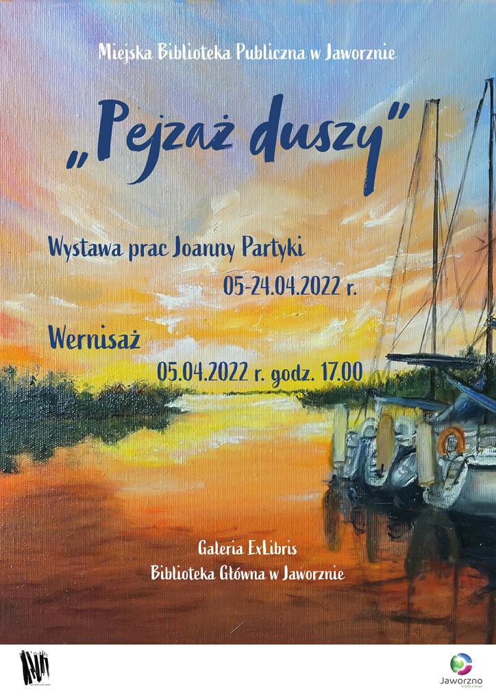 Fragment zatoczki jeziora o zachodzie słońca. Woda koloru brązowego, lekko rozmywającego się w jaśniejszą kolorystykę. Niebo błękitno-żółto-pomarańczowe. Na jeziorze zacumowane przy prawym brzegu łódki. Po obu stronach widoczne krzewy obrastające zatoczkę.