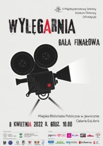 Na ciemnoszarym tle widoczna duża, czarna kamera filmowa. Powyżej czarny napis: Wylegarnia. W prawym górnym rogu napis: II Międzynarodowy Szkolny Konkurs Filmowy (XII edycja). Poniżej tekst: Gala finałowa. W dolnym prawym rogu tekst: 8 kwietnia 2022 r., godz. 10.00. Miejska Biblioteka Publiczna w Jaworznie Galeria ExLibris. Poniżej belka z logotypami: Honorowy Patronat Ministra Edukacji i Nauki, Honorowy Patronat Prezydenta Miasta Jaworzna Pawła Silberta, logo Urzędu Miejskiego w Jaworznie; organizatorzy, partnerzy, patroni: logo Miejskiej Biblioteki Publicznej w Jaworznie, logo III Liceum Ogólnokształcącego im. Orła Białego w Jaworznie, logo Wydział Promocji, Kultury i Sportu Miasta Jaworzno, logo Instytucji Filmowej “Silesia Film”, logo Szkoły Filmowej im. Krzysztofa Kieślowskiego Uniwersytetu Śląskiego w Katowicach, logo Stowarzyszenie Filmowców Polskich, logo Kuratorium Oświaty w Katowicach; patroni medialni: logo Extra Jaworzno, logo PULS Jaworzna, logo Gazeta Wyborcza, logo Telewizja Katowice, logo Polskie Radio Katowice; sponsorzy: logo JagoPro, logo Fundacji Tauron, logo Fundacji Energetyka na Rzecz Polski Południowej, logo Fundacja „Energetyka na Rzecz Polski Południowej”, logo Auto Fan, logo Galeria Handlowa Galena, logo Fundacja TAURON, logo BETPOL.