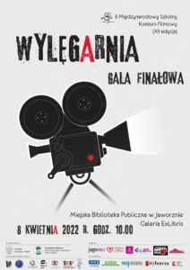 Na ciemnoszarym tle widoczna duża, czarna kamera filmowa. Powyżej czarny napis: Wylegarnia. W prawym górnym rogu napis: II Międzynarodowy Szkolny Konkurs Filmowy (XII edycja). Poniżej tekst: Gala finałowa. W dolnym prawym rogu tekst: 8 kwietnia 2022 r., godz. 10.00. Miejska Biblioteka Publiczna w Jaworznie Galeria ExLibris. Poniżej belka z logotypami: Honorowy Patronat Ministra Edukacji i Nauki, Honorowy Patronat Prezydenta Miasta Jaworzna Pawła Silberta, logo Urzędu Miejskiego w Jaworznie; organizatorzy, partnerzy, patroni: logo Miejskiej Biblioteki Publicznej w Jaworznie, logo III Liceum Ogólnokształcącego im. Orła Białego w Jaworznie, logo Wydział Promocji, Kultury i Sportu Miasta Jaworzno, logo Instytucji Filmowej “Silesia Film”, logo Szkoły Filmowej im. Krzysztofa Kieślowskiego Uniwersytetu Śląskiego w Katowicach, logo Stowarzyszenie Filmowców Polskich, logo Kuratorium Oświaty w Katowicach; patroni medialni: logo Extra Jaworzno, logo PULS Jaworzna, logo Gazeta Wyborcza, logo Telewizja Katowice, logo Polskie Radio Katowice; sponsorzy: logo JagoPro, logo Fundacji Tauron, logo Fundacji Energetyka na Rzecz Polski Południowej, logo Fundacja „Energetyka na Rzecz Polski Południowej”, logo Auto Fan, logo Galeria Handlowa Galena, logo Fundacja TAURON, logo BETPOL.