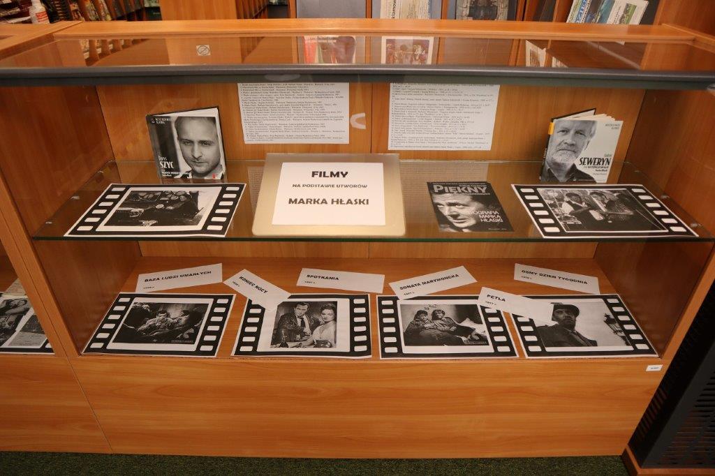 W przeszklonej gablocie wystawa poświęcona twórczości Marka Hłaski, składająca się z audiobooków zdjęć, kadrów z filmów powstałych w oparciu o prozę autora oraz bibliografię dotyczącą pisarza.