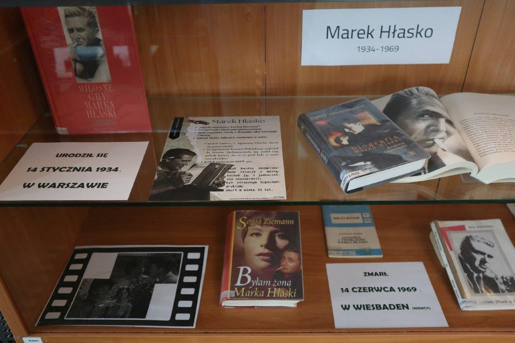 W przeszklonej gablocie wystawa poświęcona życiu i twórczości Marka Hłaski, składająca się z książek, informacji tekstowych oraz zdjęć, kadrów z filmów powstałych w oparciu o prozę autora.