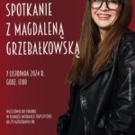 fotografia przedstawiająca kobietę z długimi, brązowymi włosami z krótką grzywką. Twarz zdobią okulary w dużej, grubej oprawie, w kolorze brązowym. Postać bohaterki, Magdaleny Grzebałkowskiej, przedstawiona jest na zbliżeniu do pasa, kobieta uśmiecha się szeroko. Ma na sobie czarną, skórzaną kurtkę typu ramoneska. Na bordowym tle tekst: Miejska Biblioteka Publiczna w Jaworznie. Spotkanie z Magdaleną Grzebałkowską. Termin: 7 listopada 2024, godz. 17:00. Wejściówki do odbioru w Punkcie Informacji Turystycznej od 29 października. Logo: Ministerstwa Kultury i Dziedzictwa Narodowego z dopiskiem: Dofinansowanie ze środków Ministra Kultury i Dziedzictwa Narodowego pochodzących z Funduszu Promocji Kultury. Dialogi między Dźwiękiem a Słowem: Jazz i Literatura, Miejska Biblioteka Publiczna w Jaworznie, Jaworzno-źródło energii. Patroni medialni: Puls Jaworzna, Extra, Radio eM.