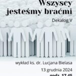 W centralnej części ustawione w rzędach szablony postaci ludzkich. Powyżej napis: Miejska Biblioteka Publiczna w Jaworznie, Wszyscy jesteśmy braćmi. Dekalog V. Poniżej grafiki dopisek: wykład księdza doktora Lucjana Bielasa, 13 grudnia 2024 roku, godzina 17:45. Na dole logotypy: MBP w Jaworznie i Jaworzna - Miasta energii.