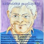 Na tle obrazu przedstawiającego popiersie Zbigniewa Herberta, utrzymanego w fioletowo-błękitnej tonacji napis: Miejska Biblioteka Publiczna w Jaworznie. Perypetie człowieka myślącego. Zbigniew Herbert 1924-1998. Jaworzniccy poloniści opowiedzą: Zbigniew Szuster - O wielkości Herberta, Małgorzata Cichy - O jego związkach z Miłoszem, Konstancja Zarycka - O smakach kulinarnych, Zbigniew Adamczyk - O kamieni kupie. W stulecie urodzin Zbigniewa Herberta. 9 grudnia 2024, godzina 17:00. Poniżej logotypy: MBP w Jaworznie, Młodzieżowego Domu Kultury im. Jaworzniaków w Jaworznie oraz Jaworzna - Miasta Energii.