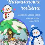 Tło - niebieskie. Na plakacie umieszczono dwie postaci bałwanków: pierwszy znajduje się w prawym dolnym rogu plakatu, ubrany jest w niebieską czapkę z białymi paskami i niebiesko-granatowy szalik. Drugi znajduje się w lewej, górnej części plakatu. Bałwanek nosi kolorowe, różowo-zielone rękawiczki i nauszniki. Wokół szyi ma przewiązany, różnobarwny szalik. Poniżej niego widzimy obrazek, przedstawiający fragment wysokiego, zielonego, iglastego drzewa, pod którym stoi sześć bałwanków. Białe postaci mają ubrane różnorodne nakrycia głowy. Niektóre trzymają miotły. Nad nimi góruje postać jakiejś dziewczyny. Tekst: Miejska Biblioteka Publiczna w Jaworznie Wierszyki na drugie śniadanie Bałwankowa rodzina spotkanie z Urszulą Kępką 19 lutego 2025 r. godz. 10.00. Logotypy MBP w Jaworznie i miasta Jaworzna.