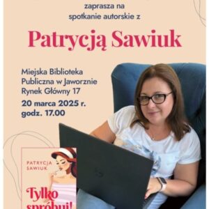 Tło: łososiowe. Na plakacie, po prawej stronie, widzimy ciemnowłosą kobietę - to pisarka Patrycja Sawiuk, na nosie ma okulary, ubrana jest w białą koszulkę i jeansy. Siedzi na niebieskim fotelu, na nogach trzyma otwarty laptop. Na dole plakatu umieszczono okładkę książki Tylko spróbuj!, na której widzimy rysunek kobiety. Bohaterka ma rude włosy, przepasane białą, szeroką wstęgą. Ubrana jest w sukienkę tego samego koloru. Trzyma dłonią w ustach łyżeczkę. Tuż obok niej, na szarym blacie widnieje różowo-biały tort. Tekst: Miejska Biblioteka Publiczna w Jaworznie zaprasza na spotkanie autorskie z Patrycja Sawiuk. Miejska Biblioteka Publiczna w Jaworznie Rynek Główny 17 20 marca 2025 r. godz. 17.00. Logo MBP w Jaworznie, miasta Jaworzna.