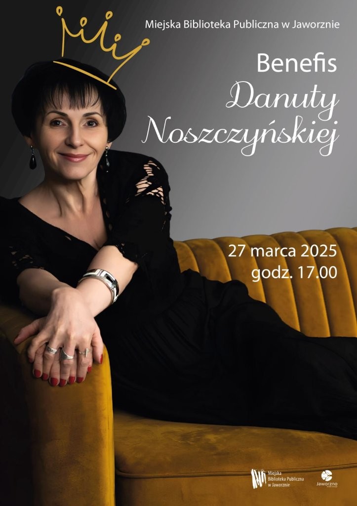 Na szarym tle półleżąca postać kobiety na sofie obitej aksamitnym materiałem w kolorze złotym. Krótkowłosa brunetka ubrana jest na czarno. Dłonie ze splecionymi palcami leżą na oparciu mebla. Paznokcie zdobi lakier w czerwonym kolorze. Głowę kobiety zdobi dorysowana złota korona. Po prawej stronie napis: Miejska Biblioteka Publiczna w Jaworznie, benefis Danuty Noszczyńskiej, 27 marca 2025, godzina 17:00. Na dole logotypy MBP w Jaworznie i Jaworzna – źródła energii.
