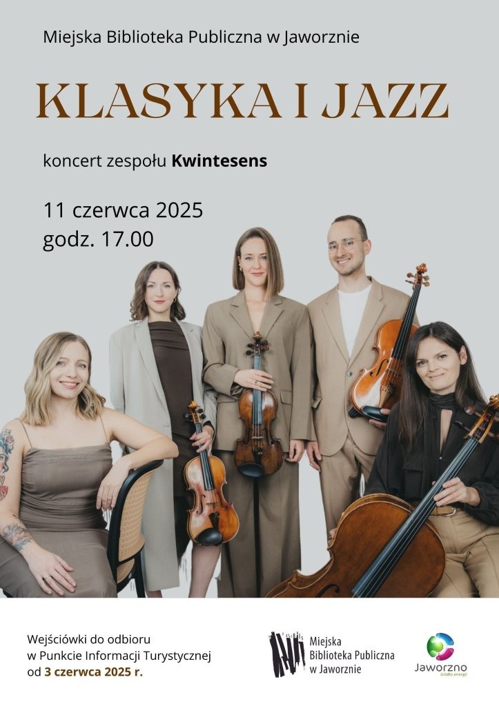 Na szarym tle tekst: Miejska Biblioteka Publiczna w Jaworznie, KLASYKA I JAZZ, koncert zespołu Kwintesens, 11 czerwca 2025, godzina 17:00. Poniżej widoczna grupa artystów – od lewej siedząca na krześle kobieta z blond włosami do ramion, ubrana w beżową sukienkę na cienkich ramiączkach; na prawej dłoni widoczny kolorowy tatuaż od nadgarstka aż po ramię. Obok niej stoją obok siebie muzycy: kobieta z ciemnymi włosami, ubrana w beżowy garnitur, trzymająca skrzypce; kolejna kobieta w podobnym garniturze z altówką w dłoniach; mężczyzna w jasnobrązowym garniturze i okularach, trzymający altówkę; po prawej stronie siedzi kobieta z wiolonczelą, ubrana na ciemno, z długimi ciemnymi włosami. Na dole plakatu informacja: Wejściówki do odbioru w Punkcie Informacji Turystycznej od 3 czerwca 2025 r. oraz logotypy Miejskiej Biblioteki Publicznej w Jaworznie i miasta Jaworzno.